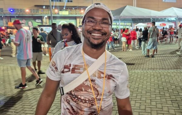 Entre história e pertencimento, Claudinho e Selminha são reverenciados pela comunidade da Beija-Flor 3 diogobf