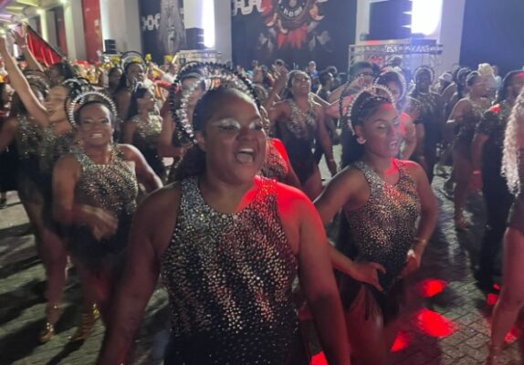 Safra com sambas do Grupo Especial de alto nível se confirma em apresentações nos minidesfiles na Fábrica do Samba 4 dragoes minidesfile26 2
