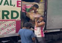 Mangueira transforma o Natal da comunidade com distribuição de três toneladas de frangos