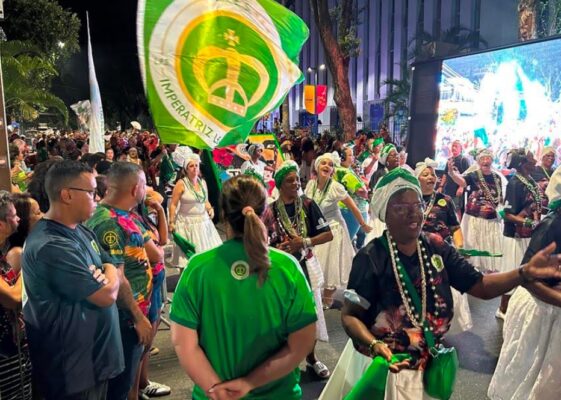 Ela é mestra! Imperatriz dá aula de harmonia em ensaio de rua 4 imperatriz rua0712 1