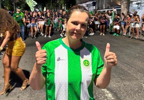Ela é mestra! Imperatriz dá aula de harmonia em ensaio de rua 5 imperatriz rua0712 2