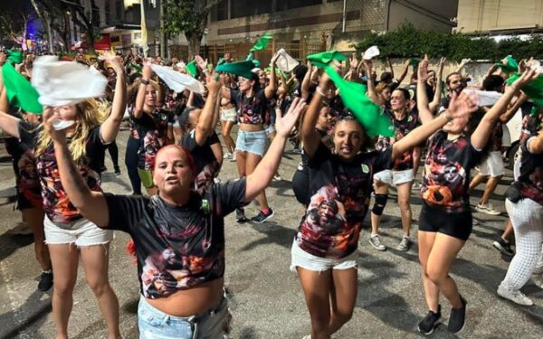 Ela é mestra! Imperatriz dá aula de harmonia em ensaio de rua 1 imperatriz rua0712 5