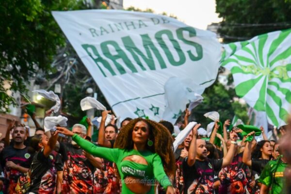 Presença de Ney Matogrosso coroa ensaio de rua potente da Imperatriz 6 imperatriz rua1412 7