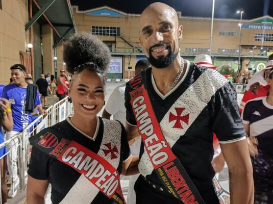 Rubro-negros por um dia vascaínos: Julinho e Rute vestem a Cruz de Malta para homenagear mestre Ciça 1 julinhorute1