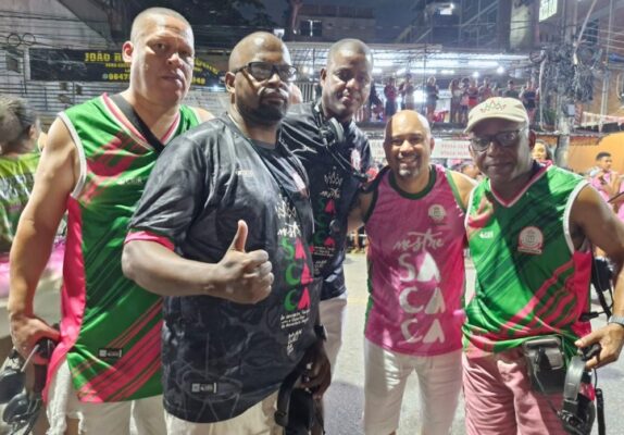 Excelência musical da Mangueira impulsiona canto da comunidade em ensaio com nação incorporada 2 mangueira rua1412 2