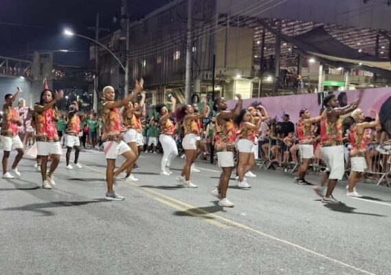 Excelência musical da Mangueira impulsiona canto da comunidade em ensaio com nação incorporada 4 mangueira rua1412 4
