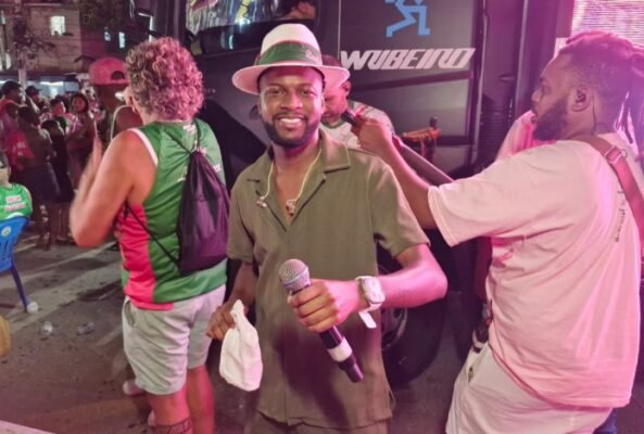 Excelência musical da Mangueira impulsiona canto da comunidade em ensaio com nação incorporada 6 mangueira rua1412 7