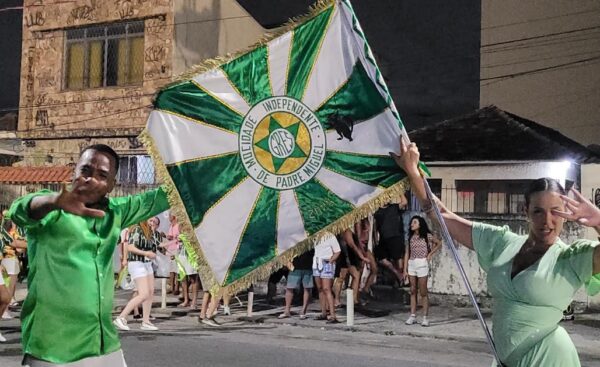 Mocidade ajusta detalhes e mostra força no ensaio de rua rumo ao Carnaval 2026 1 mocidade rua0612 1