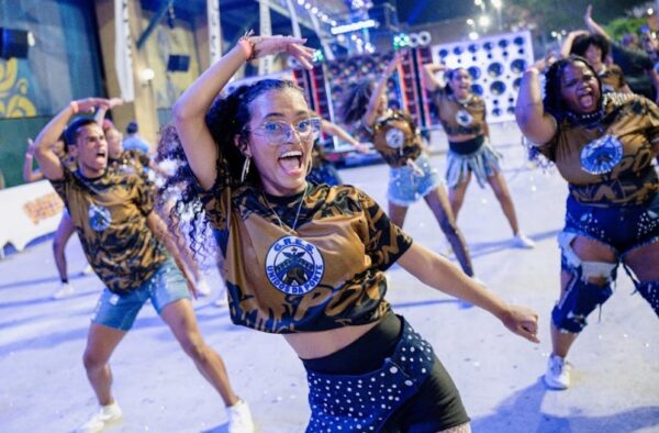 Batida que vem da comunidade: Unidos da Ponte une funk e samba para o Carnaval 2026 1 ponteminidesfile