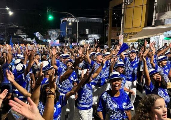Musicalidade e canto acima da média: a Portela em êxtase no último ensaio de rua do ano 4 portela rua1412 1