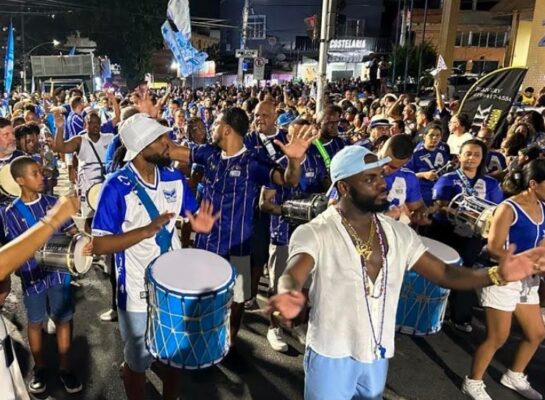 Musicalidade e canto acima da média: a Portela em êxtase no último ensaio de rua do ano 6 portela rua1412 5