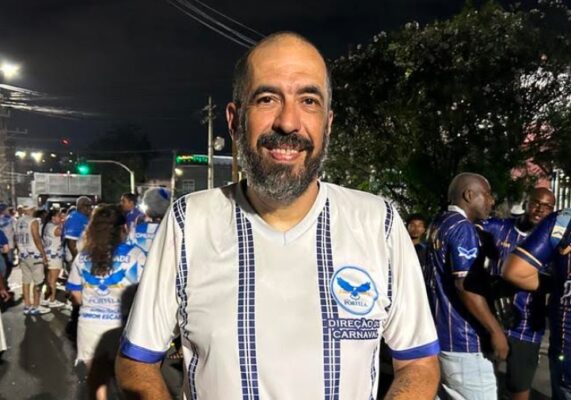 Musicalidade e canto acima da média: a Portela em êxtase no último ensaio de rua do ano 7 portela rua1412 6