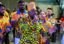 No Paraíso! Tuiuti ‘baila’ na Cidade do Samba, faz minidesfile potente e mostra ter quesitos para sonhar alto no Carnaval 2026