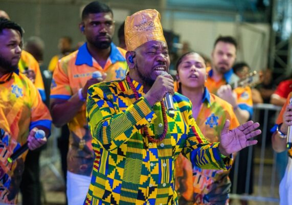 No Paraíso! Tuiuti 'baila' na Cidade do Samba, faz minidesfile potente e mostra ter quesitos para sonhar alto no Carnaval 2026 3 tuiuti minidesfile26 1