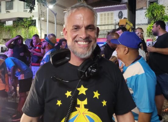 'Macumbembê' na veia: Vila Isabel pisa firme no Boulevard e embala sonho da comunidade 5 vila rua1012 2