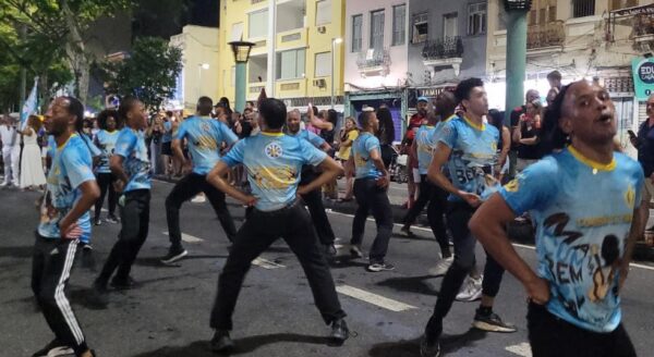 'Macumbembê' na veia: Vila Isabel pisa firme no Boulevard e embala sonho da comunidade 2 vila rua1012 4