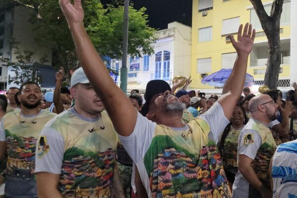 'Macumbembê' na veia: Vila Isabel pisa firme no Boulevard e embala sonho da comunidade 1 vila rua1012 5