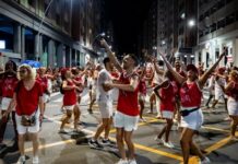 Viradouro brinca carnaval na Amaral Peixoto e realiza ensaio de rua apoteótico