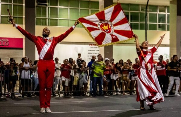 Com forte canto da comunidade, Viradouro emociona e mostra alto nível em ensaio de rua 3 viradouro rua1412 1