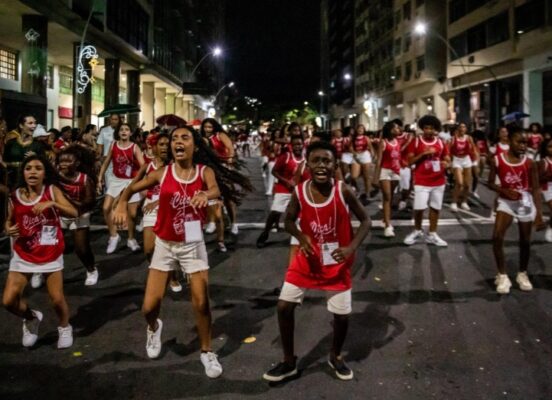 Com forte canto da comunidade, Viradouro emociona e mostra alto nível em ensaio de rua 5 viradouro rua1412 2