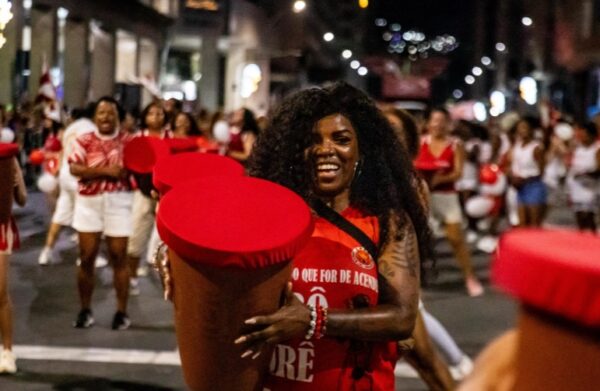 Com forte canto da comunidade, Viradouro emociona e mostra alto nível em ensaio de rua 7 viradouro rua1412 4