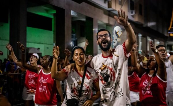 Com forte canto da comunidade, Viradouro emociona e mostra alto nível em ensaio de rua 2 viradouro rua1412 5