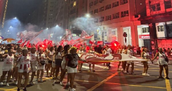 Com forte canto da comunidade, Viradouro emociona e mostra alto nível em ensaio de rua 1 viradouro rua1412 7