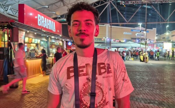 Entre história e pertencimento, Claudinho e Selminha são reverenciados pela comunidade da Beija-Flor 2 yuribf