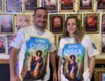 Carnavalescos Carila Matzenbacher e Patrick Felipe apresentam a “Santa Cachaça”, nova entidade simbólica do enredo da Santa Marta para 2026