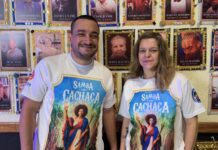 Carnavalescos Carila Matzenbacher e Patrick Felipe apresentam a “Santa Cachaça”, nova entidade simbólica do enredo da Santa Marta para 2026