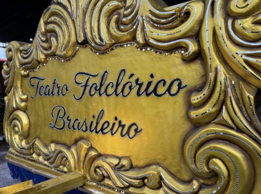 Série Barracões: União do Parque Acari transforma “Brasiliana” em espetáculo de cores, ilusão de ótica e homenagem a Aroldo Costa 2 Screenshot 20260130 185302 Gallery