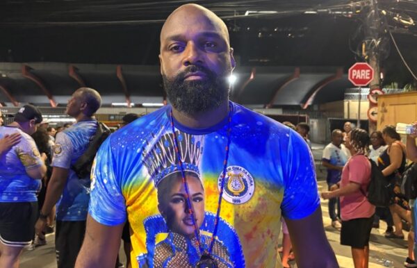 Atabaque é protagonista em ensaio de rua da Em Cima da Hora 7 ech rua1401 2