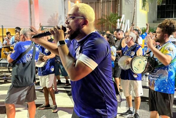 Atabaque é protagonista em ensaio de rua da Em Cima da Hora 2 ech rua1401 3