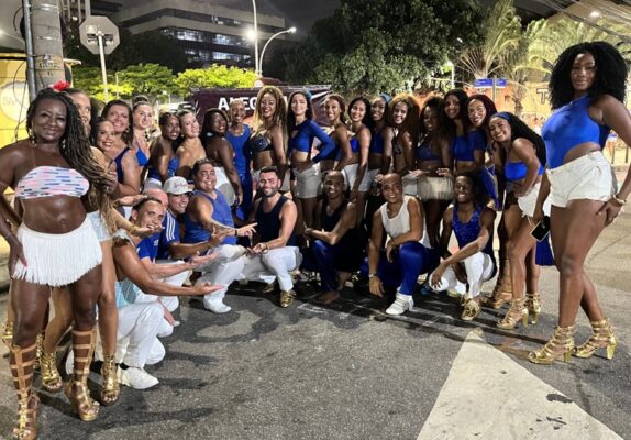 Atabaque é protagonista em ensaio de rua da Em Cima da Hora 6 ech rua1401 4