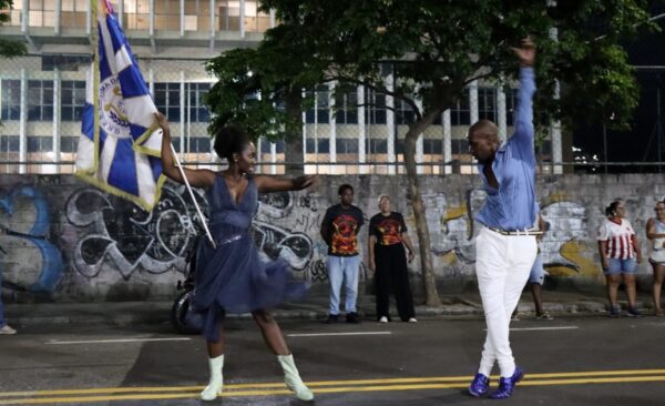Atabaque é protagonista em ensaio de rua da Em Cima da Hora 1 ech rua1401 7