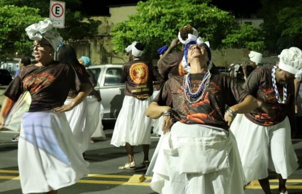Atabaque é protagonista em ensaio de rua da Em Cima da Hora 5 ech rua1401 8