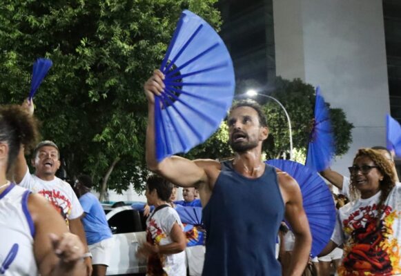 Atabaque é protagonista em ensaio de rua da Em Cima da Hora 4 ech rua1401 9
