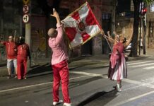 Estácio mostra potência do samba em ensaio de rua muito forte