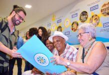 Filho e netos de Heitor dos Prazeres visitam barracão da Vila Isabel