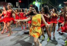 Com harmonia elevada e casal em noite de gala, Grande Rio confirma alto padrão em ensaio de rua