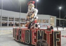 Comissão de frente complexa e casal seguro marcam ensaio da Independente Tricolor