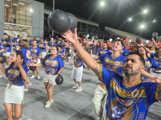 Comissão de frente complexa e casal seguro marcam ensaio da Independente Tricolor 7 independente et26 7