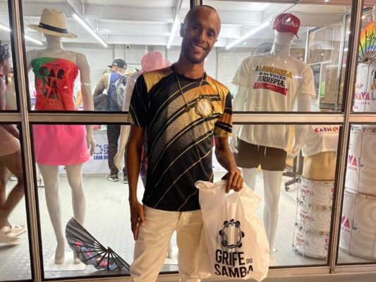 Venda de ingressos e produtos das escolas: novidades fazem sucesso nos ensaios técnicos no Anhembi 4 lojasp et26 4