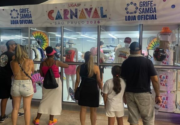 Venda de ingressos e produtos das escolas: novidades fazem sucesso nos ensaios técnicos no Anhembi 1 lojasp et26 5