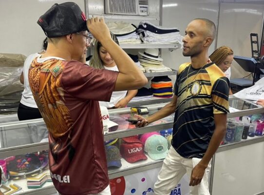 Venda de ingressos e produtos das escolas: novidades fazem sucesso nos ensaios técnicos no Anhembi 7 lojasp et26 6