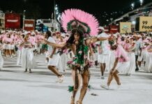 Entre raízes, canto forte e evolução segura, Mangueira enfeitiça o Sambódromo