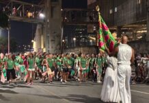 Samba da Mangueira ganha potência na rua e escola aposta na espontaneidade dos componentes