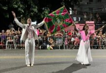 Enfeitiçada! Mangueira faz ensaio de rua com excelência e garra dos quesitos para o Carnaval 2026