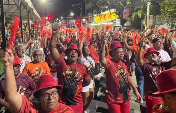 Com samba assimilado e evolução solta, União de Maricá dá ótimos sinais em ensaio de rua para o Carnaval 2026 5 marica rua0901 1