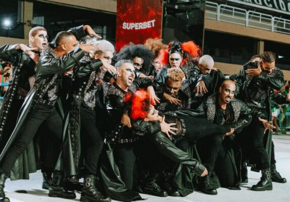 Com brilho do casal e comunidade cantando forte, Mocidade respira novos ares na Sapucaí 1 mocidade et1 26 6